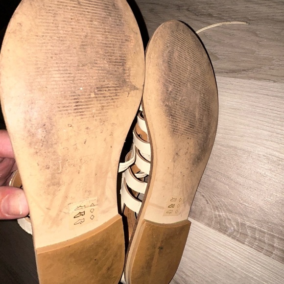 Cream Gladiator Sandals with Strappy Design and Zipper Closure - Picture 2 of 3